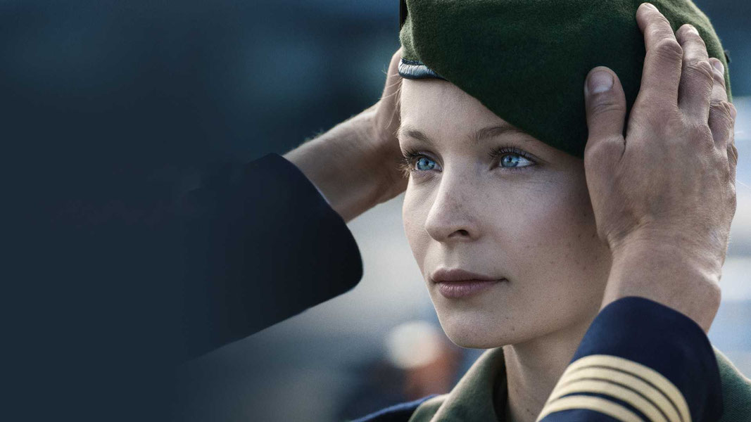 Девушка в зеленом берете