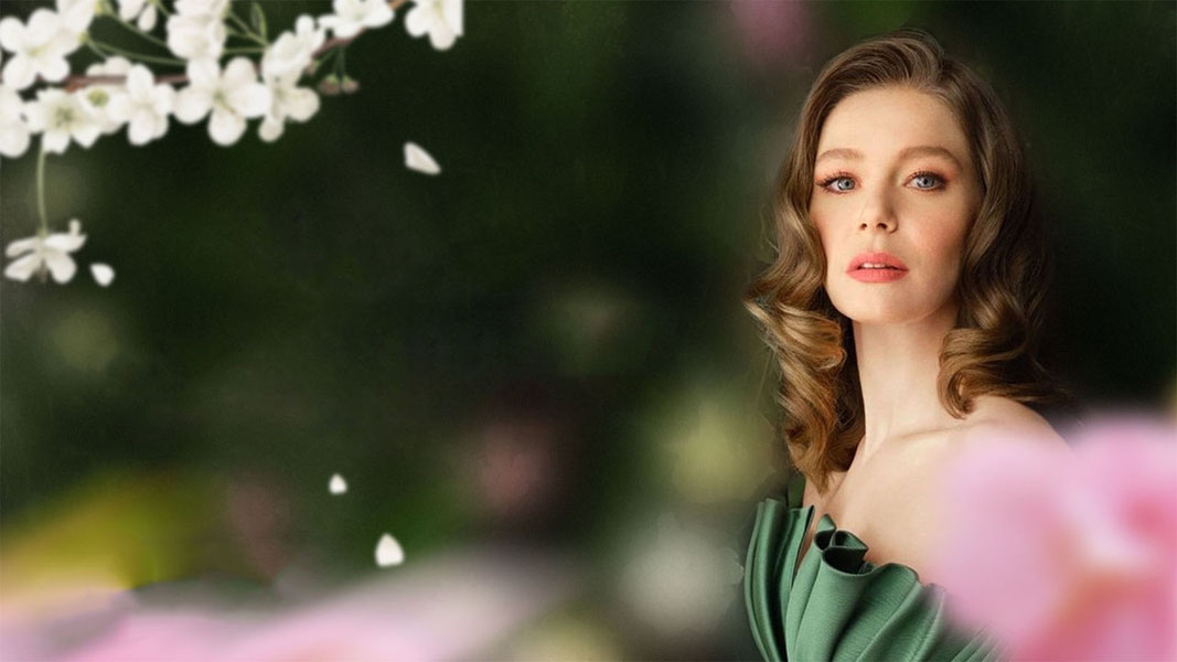 Девушка за стеклом