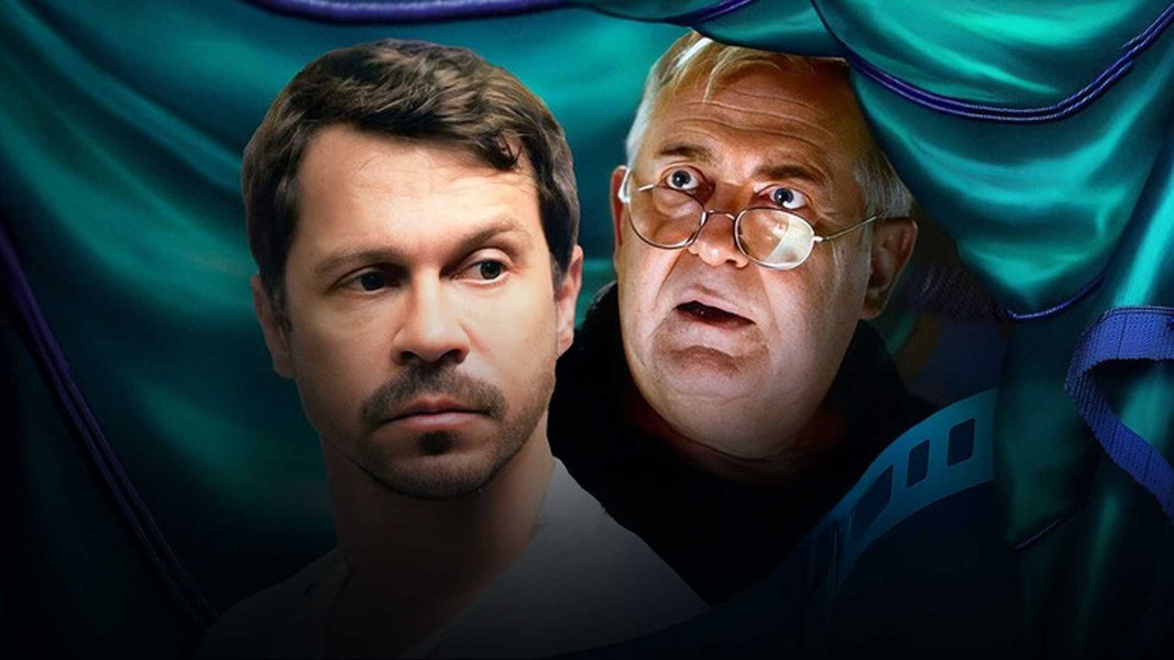 За кулисами